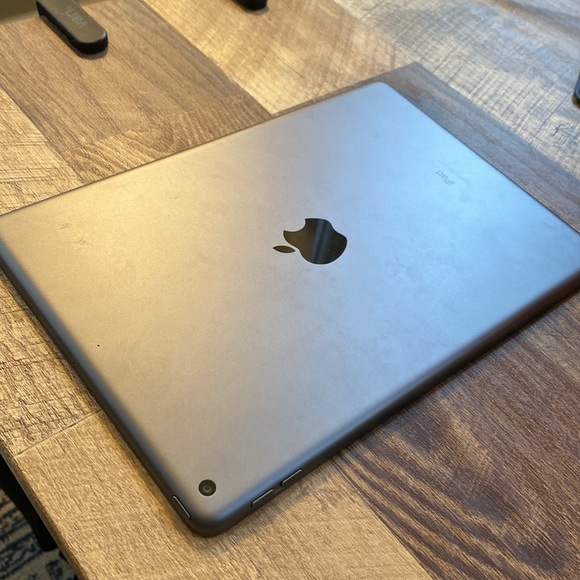 Used IPad 9 Generation with Logi Bluetooth Keyboard - Picture 4 of 6